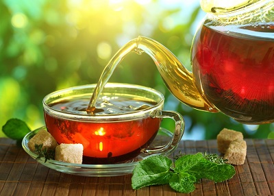 benefits of eating breakfast,تصویر یک کتری چای در حال ریختن چای داخل فنجان خوش رنگ و خوش طعم